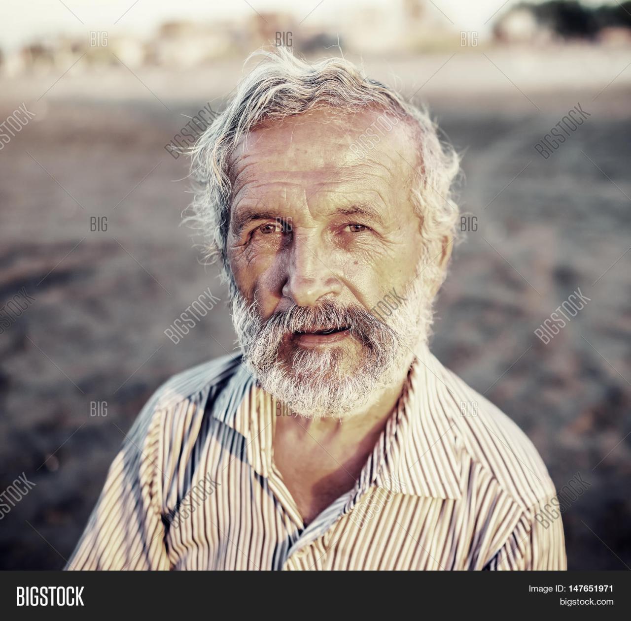 Download Old Man With Turban Picture | Wallpapers.com Download Old Man With Turban Picture | Wallpapers.com