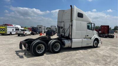 2013 Volvo VNL670 6x4 T/A Sleeper Truck Tractor | Ritchie Bros. Auctioneers